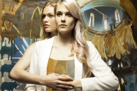 achter-elkaar-staand-met-armen-voor-lijf-gekruist-met-achtergrond-in-kleding